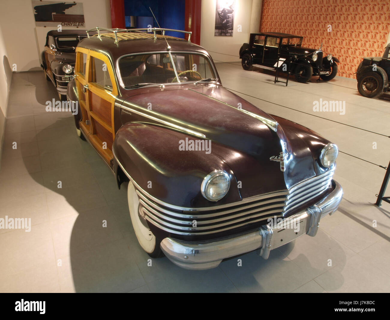 La Chrysler Town & Country 'Barrel Back' Station Wagon del 1942 è un classico veicolo americano noto per il suo design elegante e le caratteristiche innovative. Questo modello è caratterizzato dall'esterno rivestito in legno, che offre un aspetto distintivo tipico delle automobili americane della metà del XX secolo. Foto Stock La Chrysler Town & Country 'Barrel Back' Station Wagon del 1942 è un classico veicolo americano noto per il suo design elegante e le caratteristiche innovative. Questo modello è caratterizzato dall'esterno rivestito in legno, che offre un aspetto distintivo tipico delle automobili americane della metà del XX secolo. Foto Stock