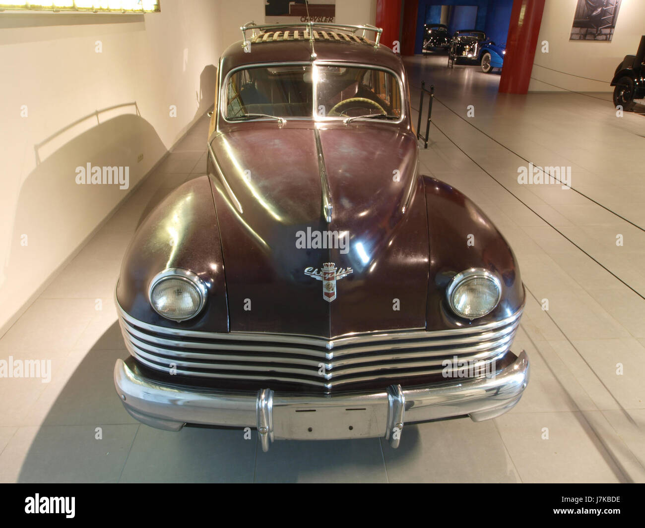 La Chrysler Town & Country 'Barrel Back' Station Wagon del 1942 è un'automobile d'epoca nota per i suoi pannelli in legno classici e il design elegante. Questo modello è riconosciuto per la sua maestria artigianale ed è un pezzo da collezione della storia automobilistica. Foto Stock