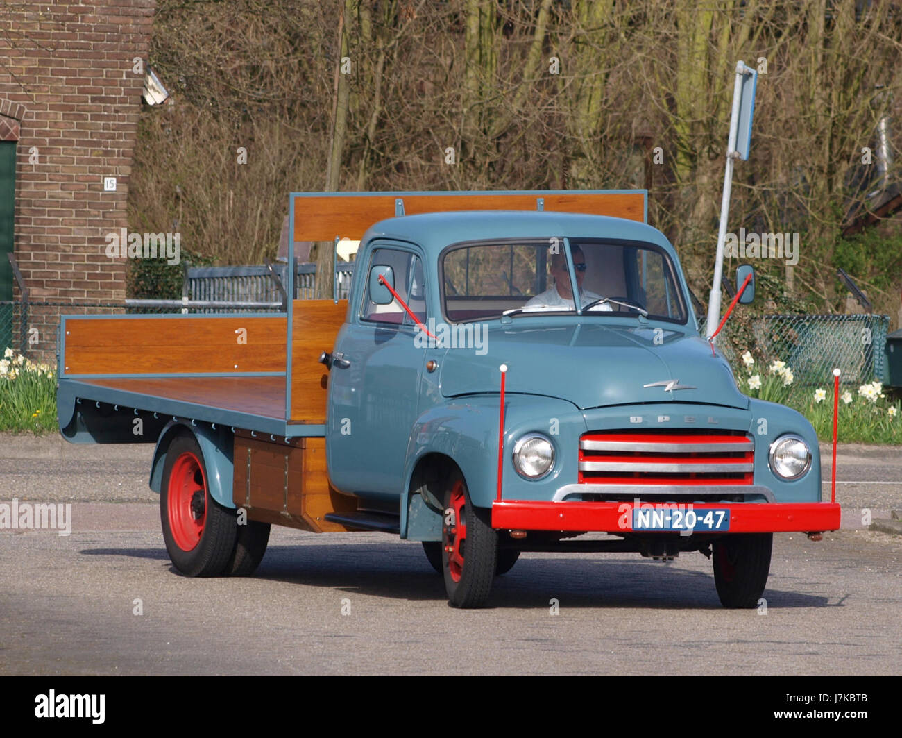 Una Opel 1.75T 330 del 1953, scattata in una fotografia, che mostra il suo design vintage e l'ingegneria automobilistica dei primi anni '1950, evidenziando le caratteristiche principali di questo veicolo storico. Foto Stock