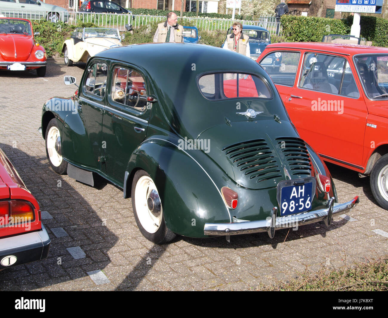 La Renault R1062A del 1956 era un modello di un'automobile francese prodotta dalla Renault. Nota per il suo design unico e le caratteristiche meccaniche, questa vettura faceva parte delle innovazioni automobilistiche della metà del XX secolo. Foto Stock
