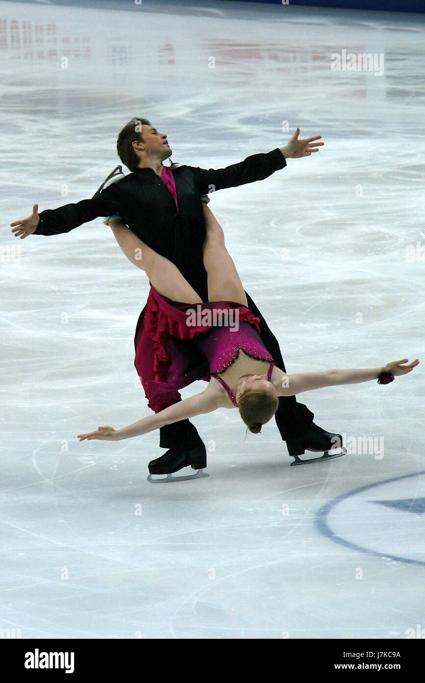 I Campionati mondiali di pattinaggio di figura (WFSC) del 2011 hanno presentato atleti come Siobhan Heekin Canedy e Alexander Shakalov, eccellendo nel programma corto 2D. Le loro performance hanno contribuito alla dinamica competitiva dell'evento, che ha attirato l'attenzione internazionale. Foto Stock