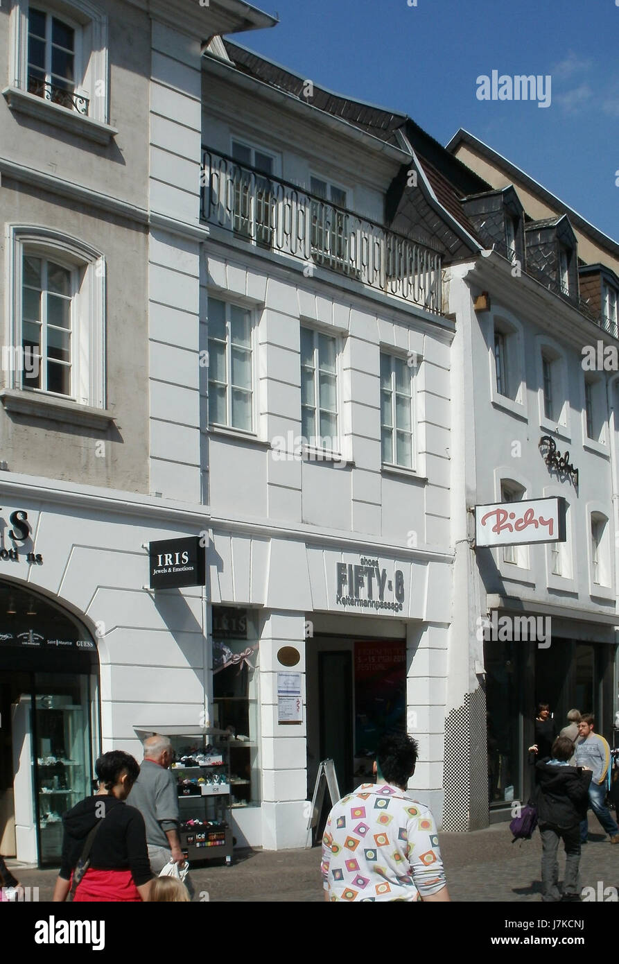 Questa voce si riferisce a una località sulla Bahnhofstrasse 3 a SaarbrÃ¼cken, Germania. L'indirizzo è situato nel cuore della città, conosciuta per la sua vivace vita urbana e gli edifici storici. SaarbrÃ¼cken è una città importante nella regione della Saarland, con un mix di architettura moderna e storica, che offre una ricca esperienza culturale. Foto Stock