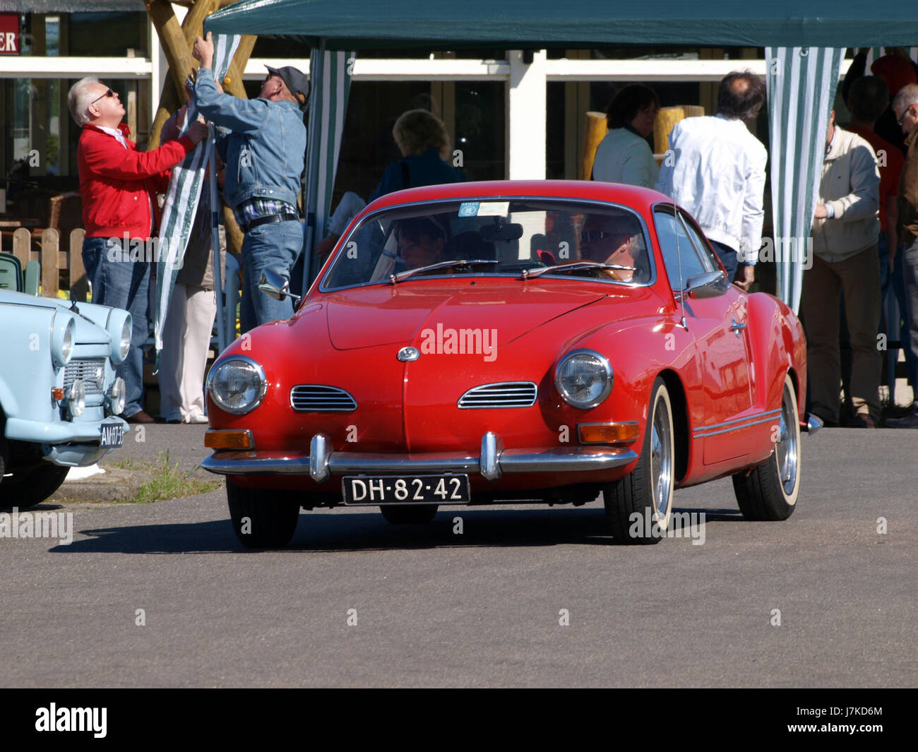 La Volkswagen Karmann Ghia del 1970 è un modello di auto classica noto per il suo design elegante e la carrozzeria compatta. Prodotta tra la fine degli anni '1960 e l'inizio degli anni '1970, la Karmann Ghia era una miscela di prestazioni e stile, popolare tra gli appassionati di auto. Foto Stock