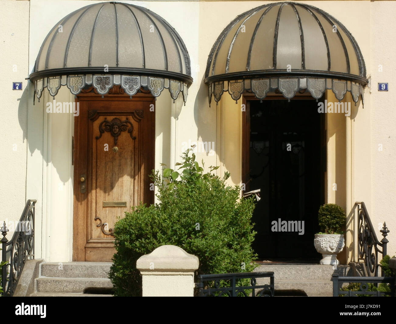 Una fotografia di Heinestrasse 7-9 a Saarbrücken, Germania, scattata il 2 maggio 2011. L'immagine cattura gli aspetti architettonici e urbani della zona, compresi gli edifici residenziali e commerciali. Foto Stock