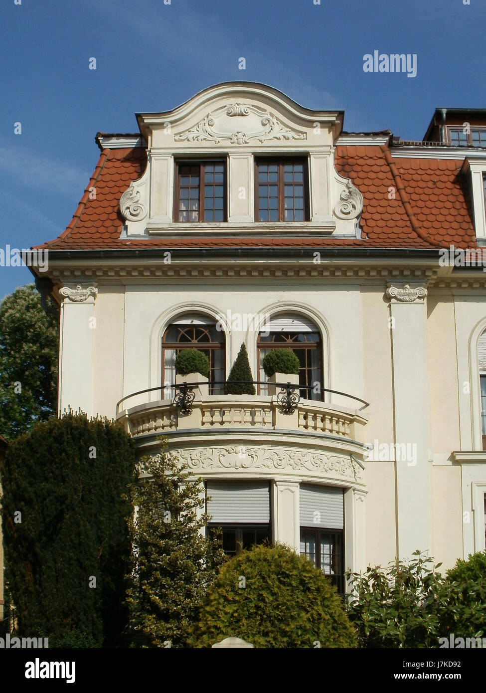 L'edificio si trova a Heinestr. 7-9 a SaarbrÃ¼cken, in Germania, fa parte della storia architettonica della città, riflettendo il design e le strutture residenziali della metà del XX secolo. Foto Stock