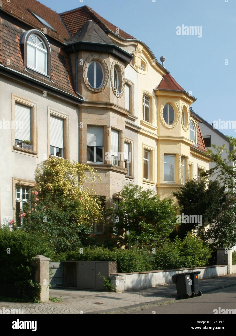 L'indirizzo 11-13 Heinestr. A SaarbrÃ¼cken, in Germania, si riferisce a un luogo che potrebbe essere un immobile residenziale o commerciale, potenzialmente collegato all'architettura locale o allo sviluppo urbano. Foto Stock