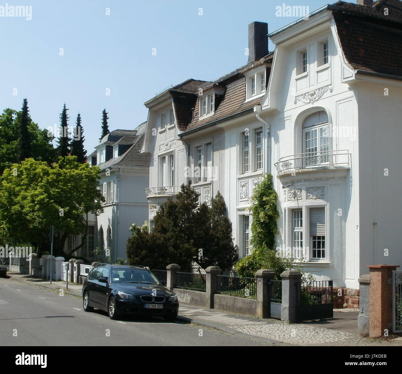 Fotografia della Rueckertstrasse 5-7 a SaarbrÃ¼cken, scattata il 2 maggio 2011, che cattura l'architettura e il paesaggio urbano della zona. Foto Stock