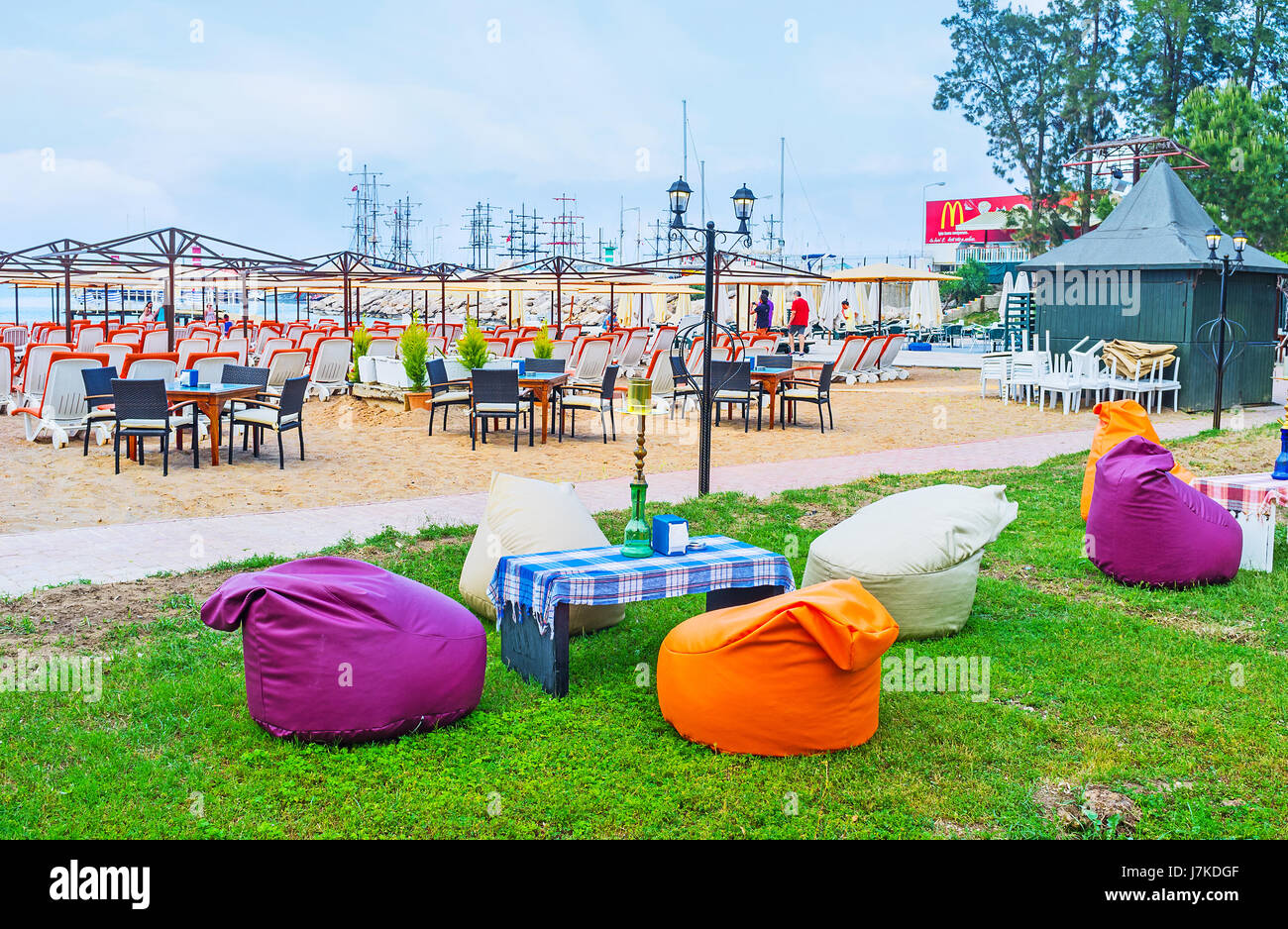 Il lounge cafè di Kemer offre bibite fresche, gustosi piatti della cucina locale e tradizionale shisha, Turchia. Foto Stock