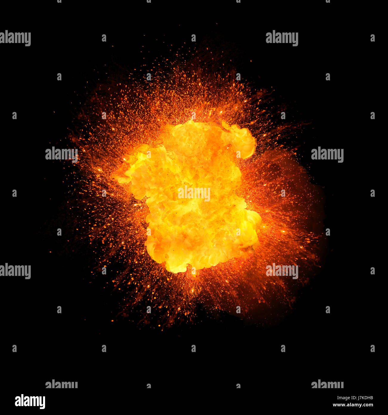 Realistica esplosione di fuoco, di colore arancione con scintille isolati su sfondo nero Foto Stock