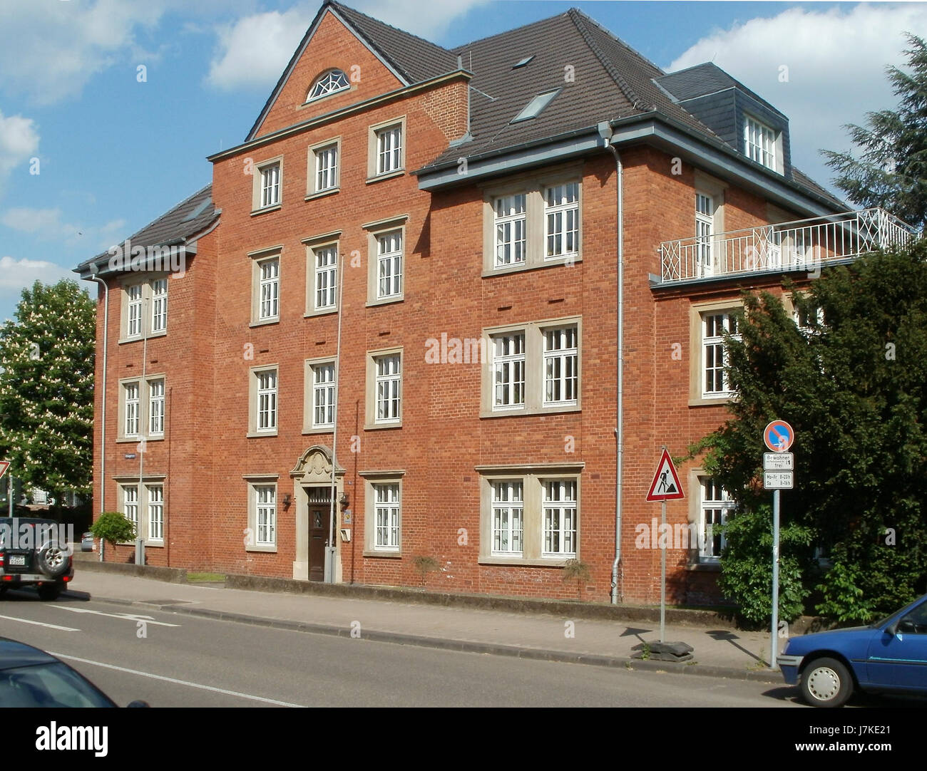 Questo indirizzo, situato a SaarbrÃ¼cken, in Germania, su Hellwigstrasse, risale al 4 maggio 2011. Rappresenta una posizione contemporanea, che riflette lo sviluppo urbano dell'area di SaarbrÃ¼cken all'inizio del XXI secolo. Foto Stock