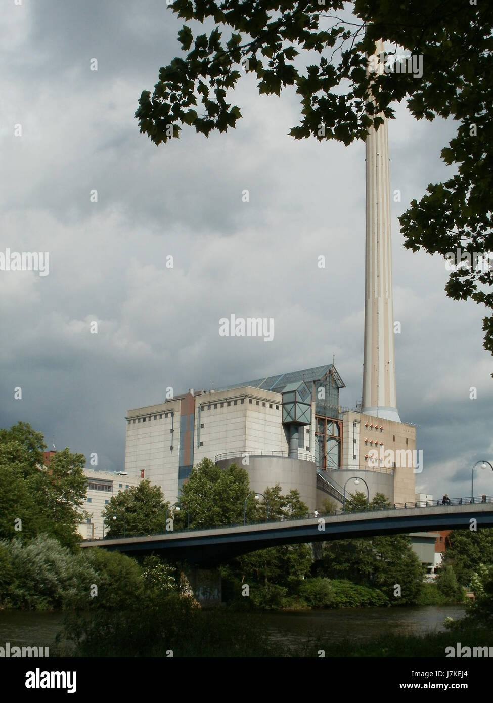 Un'immagine che cattura la Heizkraftwerk (centrale combinata di calore ed energia elettrica) a SaarbrÃ¼cken, Germania. L'impianto è una parte essenziale dell'infrastruttura energetica della regione, che fornisce riscaldamento ed energia alle aree locali. Foto Stock