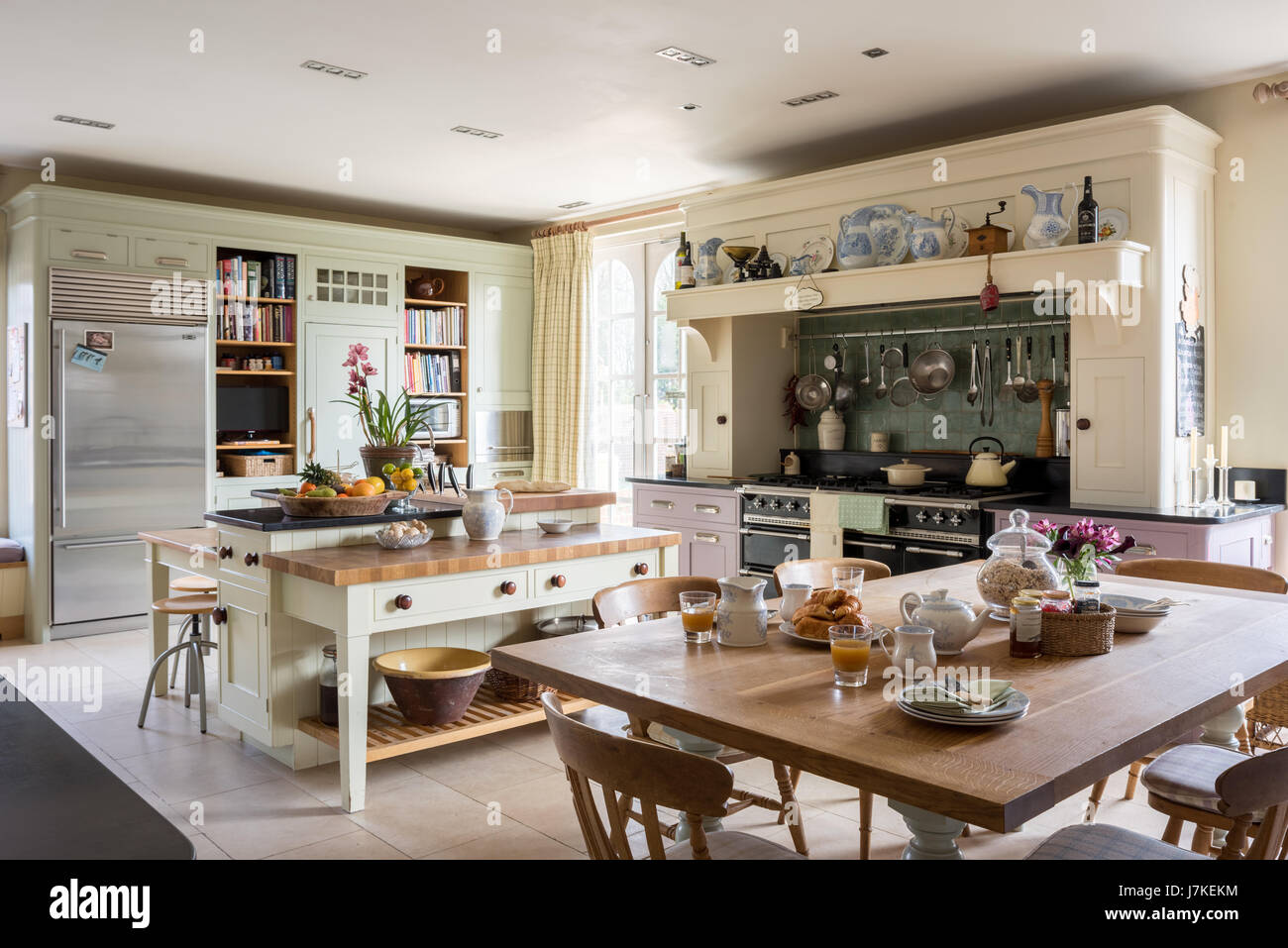 Spaziosa cucina a pianta aperta con armadi una miscela di stili da Mark Wilkinson mobili. Lo stile americano frigo congelatore è da Sub-Zero Foto Stock