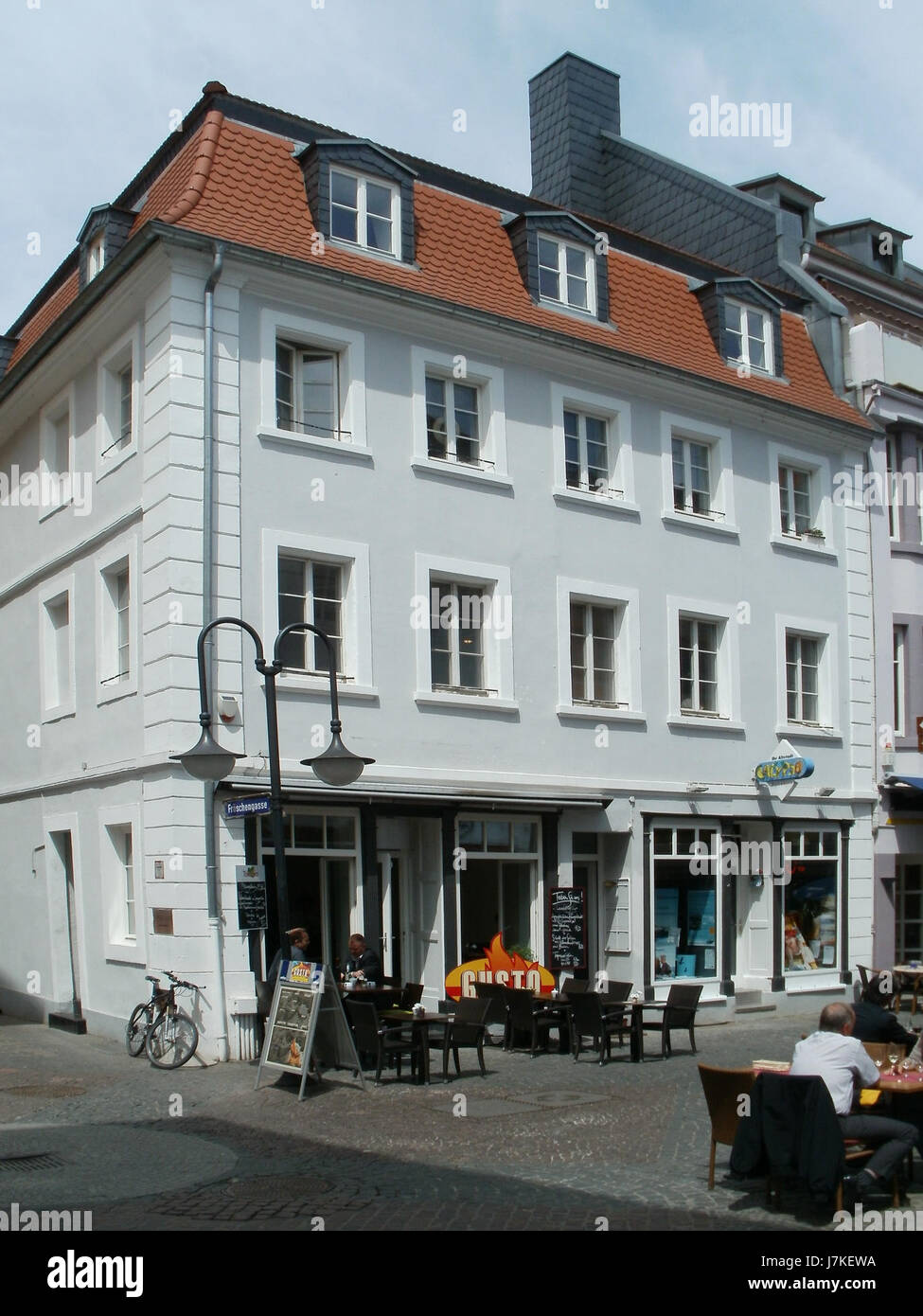 Saarstr11 a Saarbrücken è una strada situata nella città di Saarbrücken, in Germania. L'area presenta edifici residenziali e commerciali che offrono uno sguardo sulla vita urbana e l'architettura nella regione del Saarland. Foto Stock