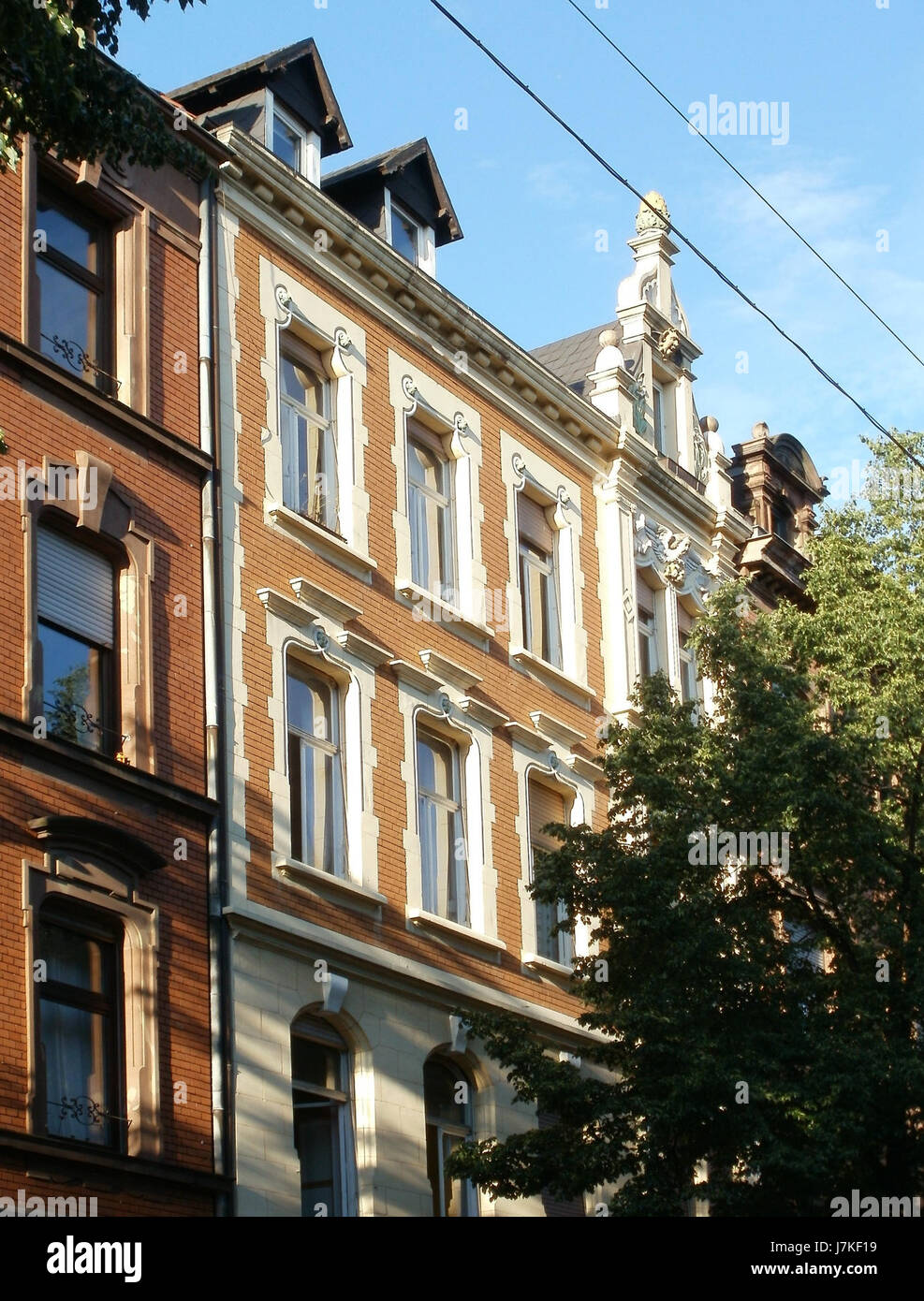 Questa immagine mostra una vista di Mainzerstr. 56 a SaarbrÃ¼cken, Germania, il 17 maggio 2011. Cattura un momento nel tempo della scena stradale, mostrando probabilmente lo sviluppo urbano e le caratteristiche architettoniche della città. Foto Stock