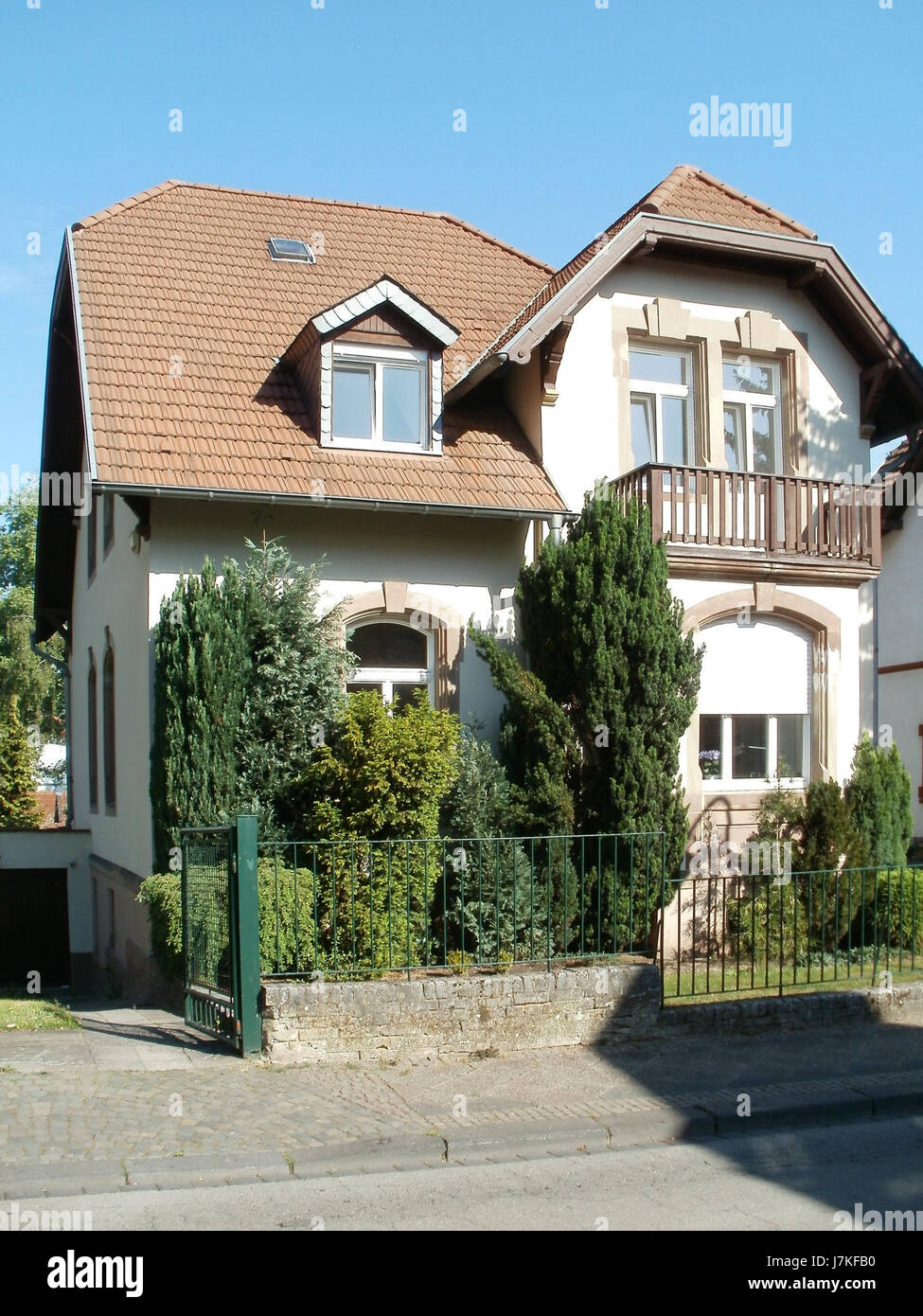 Questa immagine cattura l'area di Bluecherstr1a a St. Arnual, SaarbrÃ¼cken, Germania, il 20 maggio 2011. Mette in risalto il paesaggio urbano e l'architettura di strada, mostrando un ambiente urbano moderno con edifici sia residenziali che commerciali. Foto Stock