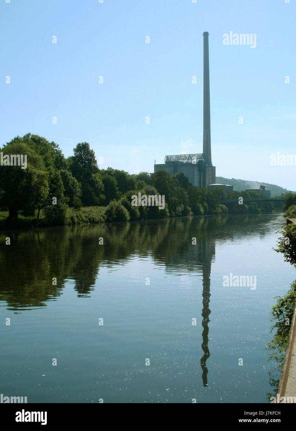 La Heizkraftwerk Saarbrücken è una centrale combinata di calore ed energia elettrica situata a Saarbrücken, in Germania. Fornisce energia all'area locale, contribuendo alle infrastrutture della regione e all'approvvigionamento energetico sostenibile. Foto Stock