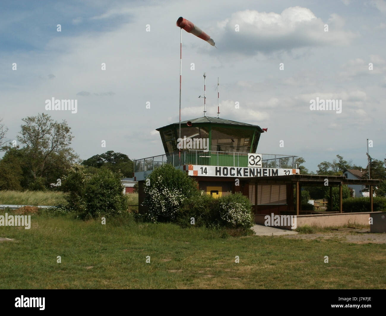 Questa immagine proviene dall'aeroporto di Hockenheim (Flugplatz), situato in Germania. Cattura un momento dalla storia dell'aviazione e mostra il significato dell'aeroporto nelle attività dell'aviazione. Foto Stock