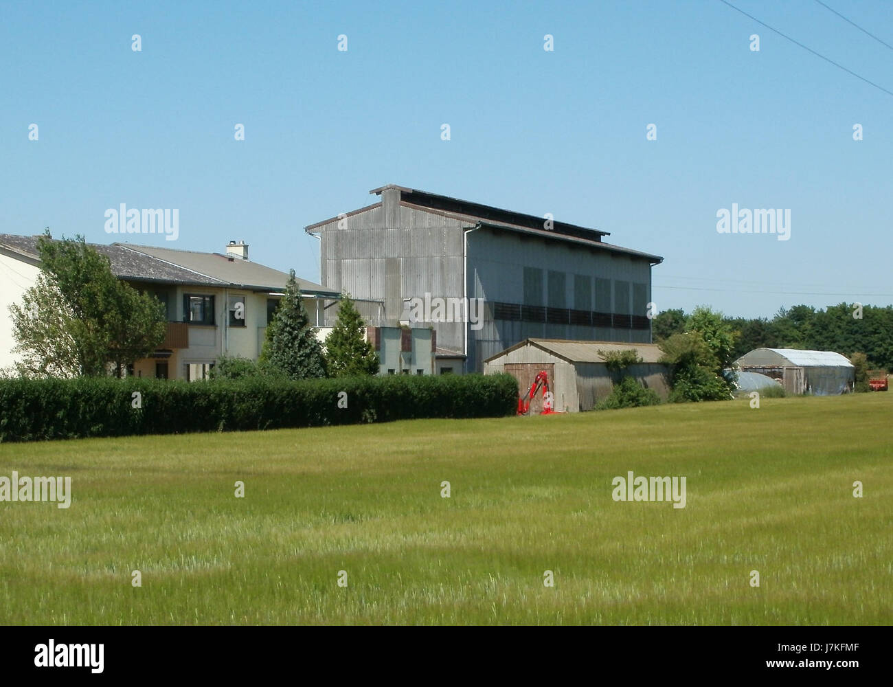 Questa immagine raffigura il Tabakscheune a Ketsch, una storica stalla del tabacco nella città di Ketsch, in Germania. L'edificio è notevole per la sua storia agricola e l'associazione con la coltivazione del tabacco nella regione durante il XIX secolo. Foto Stock
