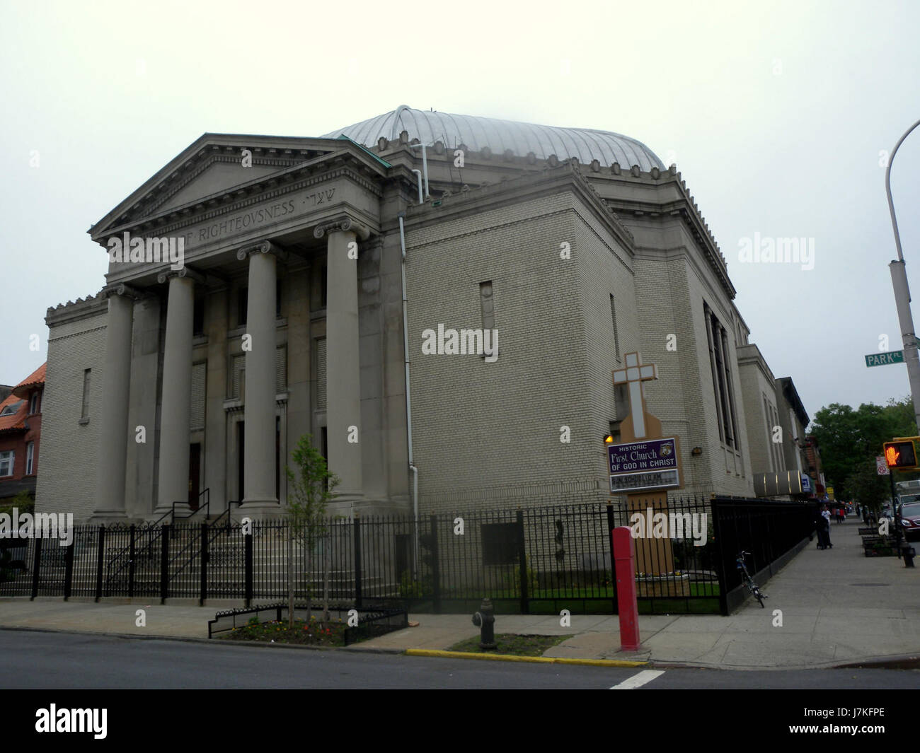 La First Church of God in Christ, situata su Kingston Avenue a Park Place, è un'importante istituzione religiosa con una ricca storia nella comunità, concentrandosi sul culto, la sensibilizzazione e la guida spirituale. Foto Stock