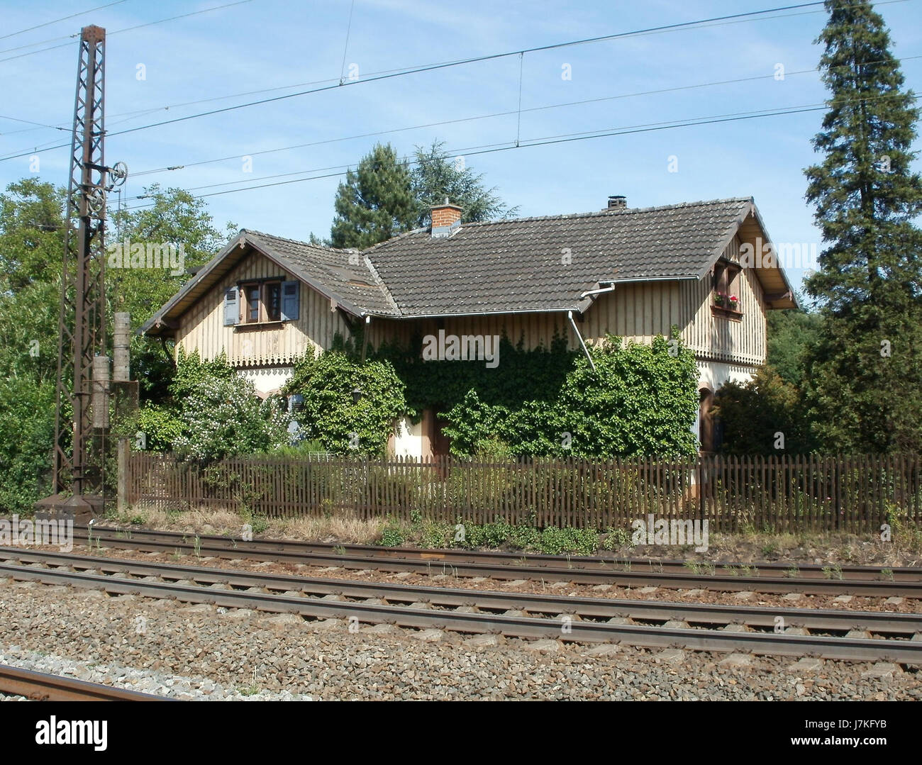 20110529Bahnwaeterhaus Oftersheim1 Foto Stock