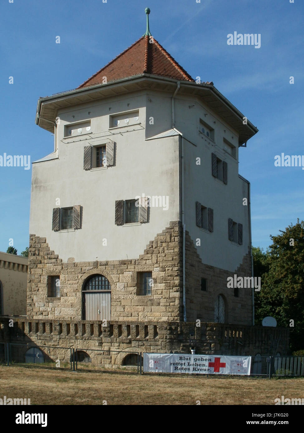 La Umspannwerk Schwetzingen, fotografata nel 2011, è una notevole sottostazione elettrica situata a Schwetzingen, in Germania. Svolge un ruolo fondamentale nella rete di distribuzione dell'energia della regione. Foto Stock