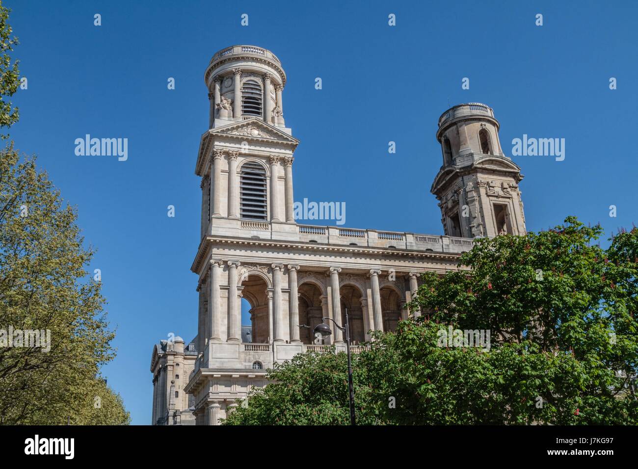 L'église Saint Sulpice est une grande église du Quartier de l'Odéon dans le 6e arrondissement de Paris. Elle est située Place Saint Sulpice. Elle un po Foto Stock