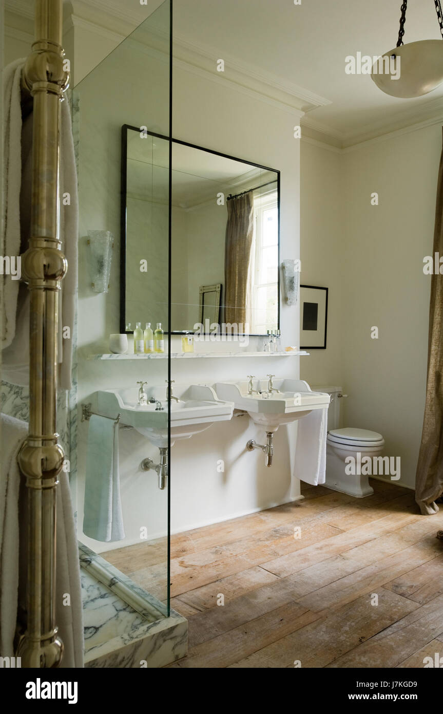 Grande specchio sopra lavandini doppi nel classico di Portland Road, London, Regno Unito Foto Stock