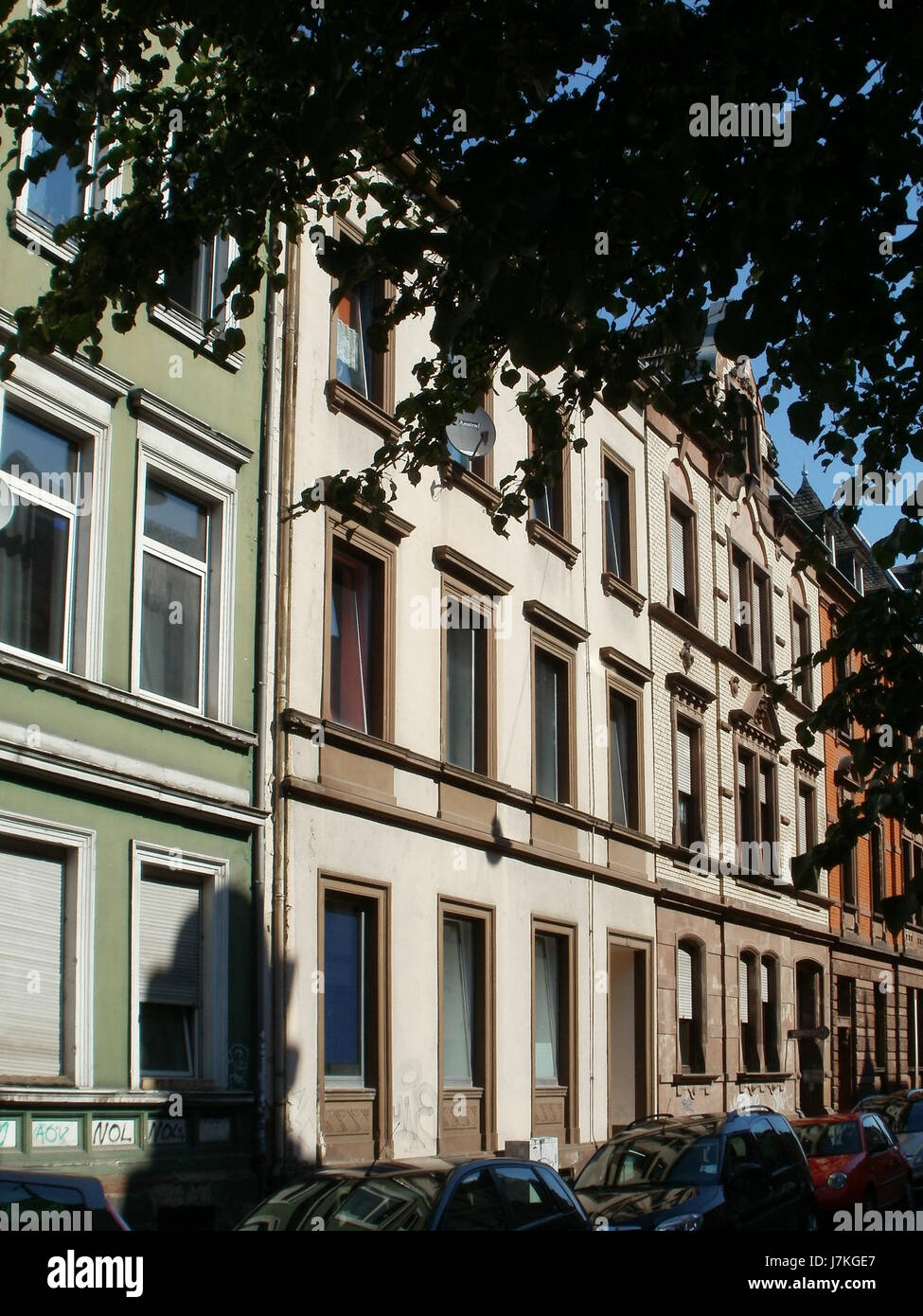 Questa immagine cattura l'area di Rosenstrasse a SaarbrÃ¼cken, Germania, concentrandosi sul paesaggio stradale e sulle caratteristiche architettoniche del centro città nel giugno 2011. Foto Stock