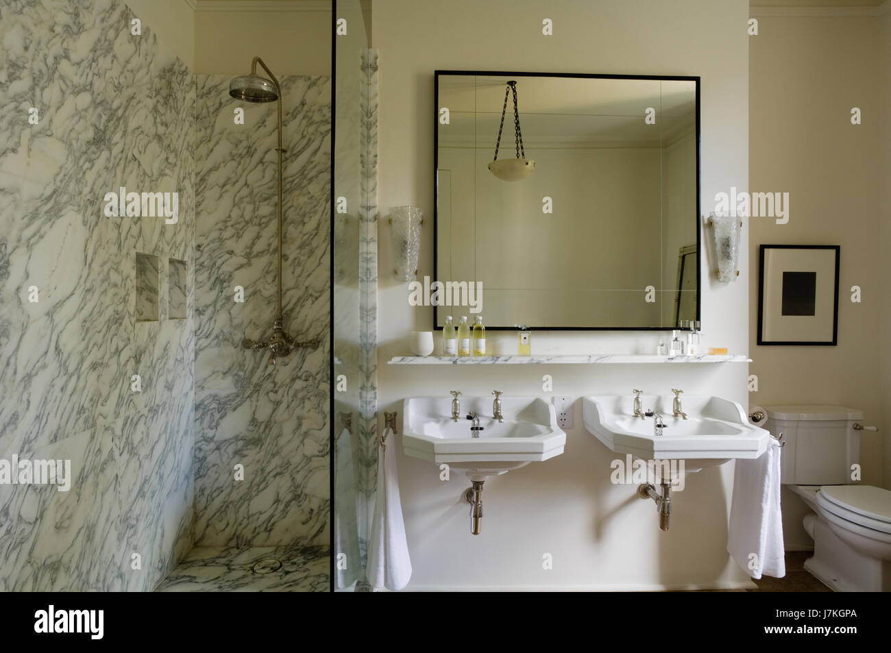Doccia in marmo con unità di grande specchio sopra lavandini doppi in Portland Road, London, Regno Unito Foto Stock