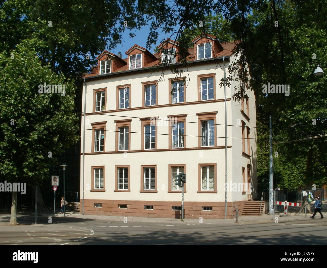 La foto del 3 giugno 2011 cattura una vista di Nauwieserstrasse a SaarbrÃ¼cken, in Germania. La scena di strada mostra la tipica architettura urbana e la vita cittadina. Foto Stock