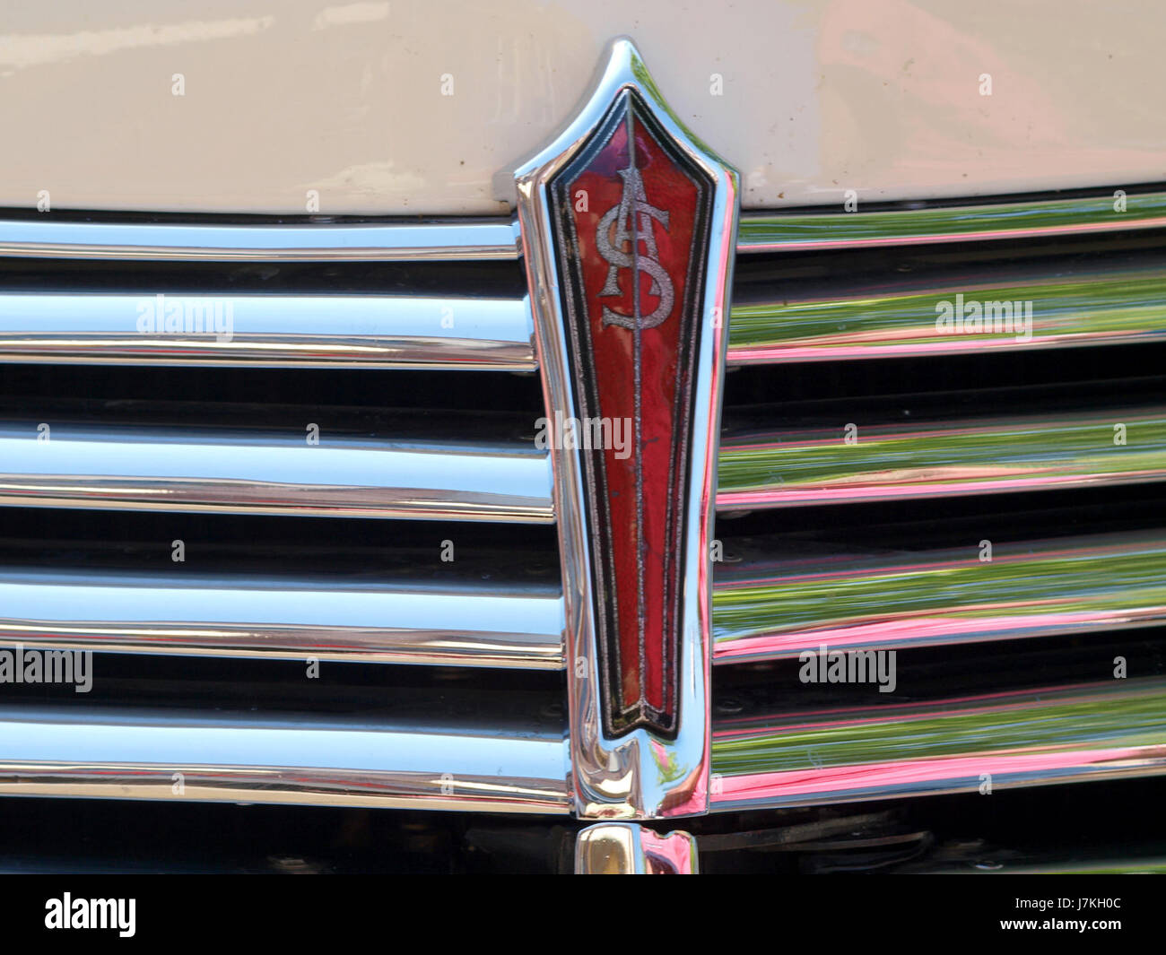 La Armstrong Siddeley Hurricane 2000 cc del 1947, presentata alla SPECIAAL Auto Evenement di Nijkerk, 2011, è un'auto d'epoca nota per l'eleganza e le prestazioni. Questo modello, parte del marchio Armstrong Siddeley, era un notevole veicolo del dopoguerra, che mostrava la maestria e l'ingegneria del marchio a metà del XX secolo. Rimane un esempio ammirato del design automobilistico classico. Foto Stock