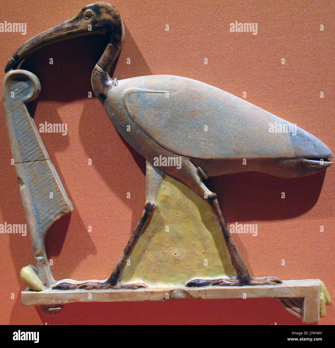 Questo si riferisce all'antico alfabeto geroglifico egiziano usato per rappresentare la divinità Thoth, il dio della saggezza, della scrittura e della conoscenza. Il simbolo, spesso usato nelle iscrizioni egiziane, riflette l'importanza di Thothâ nella religione e mitologia egizia antica. Foto Stock