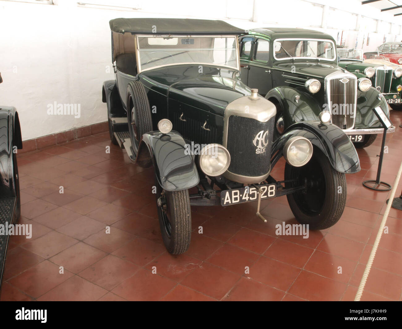 Questo titolo si riferisce probabilmente alle specifiche di un modello di auto d'epoca del 1927, con un motore da 8 cavalli, una cilindrata di 1990 cc e una velocità massima di 100 km/h. Foto Stock