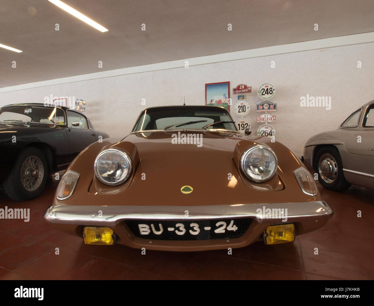 La Lotus 1974 da 126 CV è un'auto da corsa di Formula 1 dotata di un motore da 1558 cc. Conosciuto per il suo design aerodinamico e la sua struttura leggera, questo veicolo faceva parte dell'entrata competitiva della Lotus nel circuito di F1 negli anni '1970 Riflette l'ingegneria avanzata per il suo tempo, puntando alla velocità e all'agilità in pista. Foto Stock