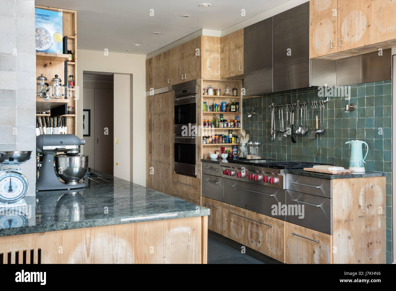 Recuperati formaggi di pino armadi in cucina con vernice lavagna e granito  di lavoro Foto stock - Alamy