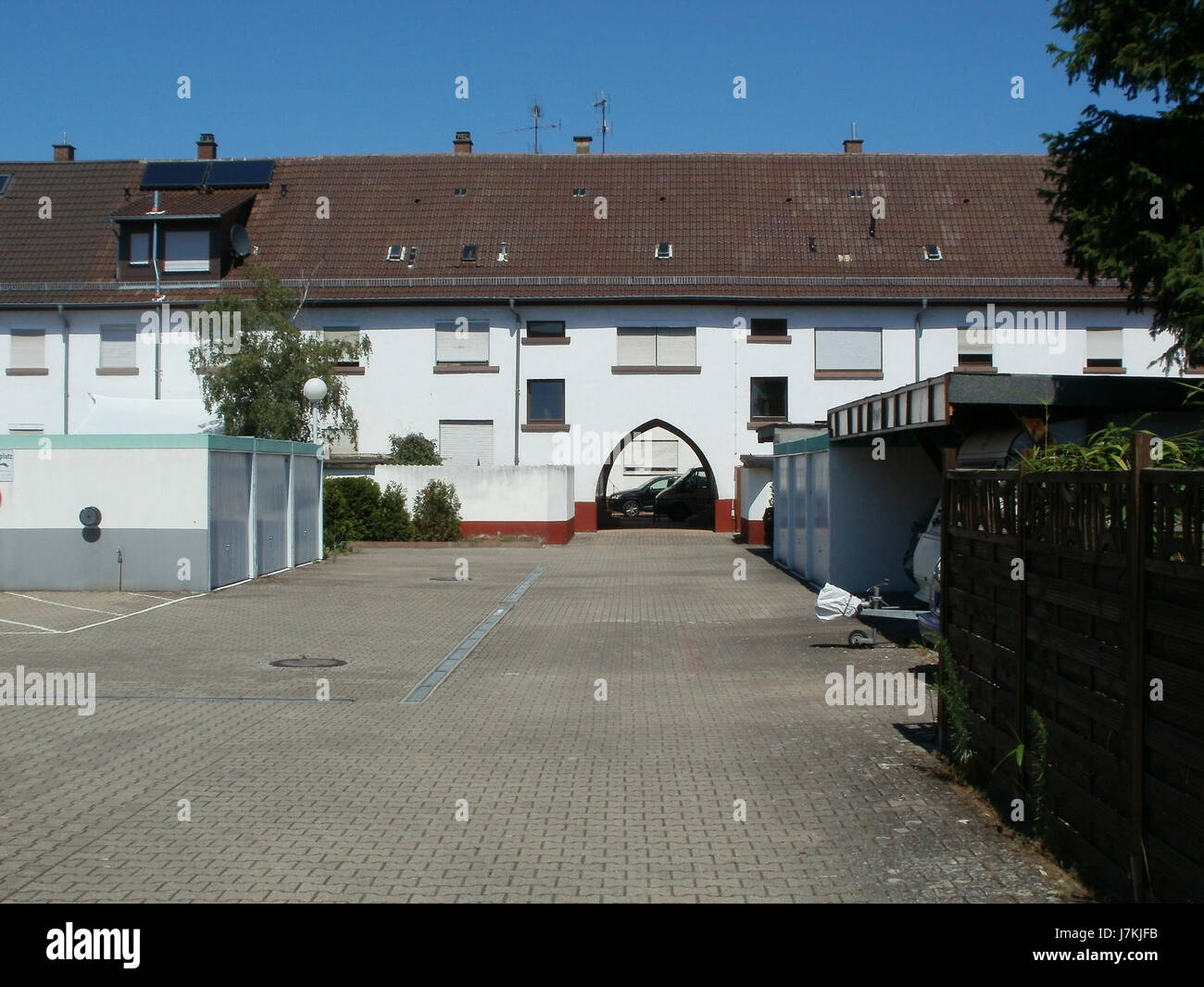 Questo si riferisce a un complesso di edifici residenziali sulla Luisenstrasse a Hockenheim, in Germania. L'edificio, probabilmente parte di un moderno sviluppo urbano, offre appartamenti e spazi abitativi all'interno di una città nota per la sua storia automobilistica e la vicinanza a centri industriali. Foto Stock