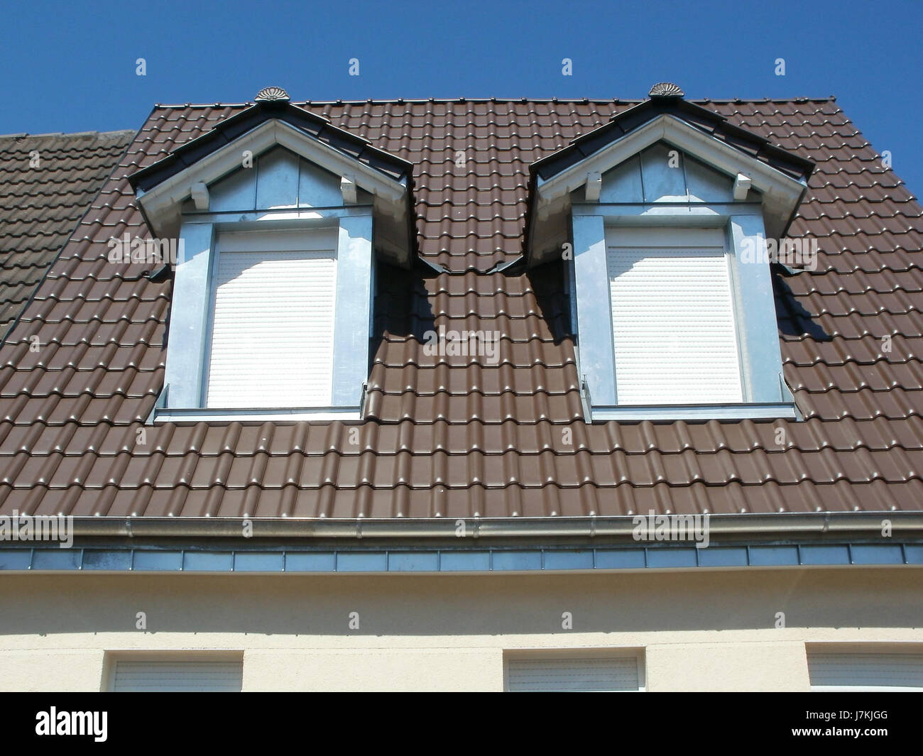 Questa immagine storica del 2011 mostra Dachgauben su Parkstr a Hockenheim, Germania. La foto cattura le caratteristiche architettoniche uniche dell'edificio, tra cui la struttura del tetto, nota per i suoi lucernari o le finestre dormitori. Foto Stock