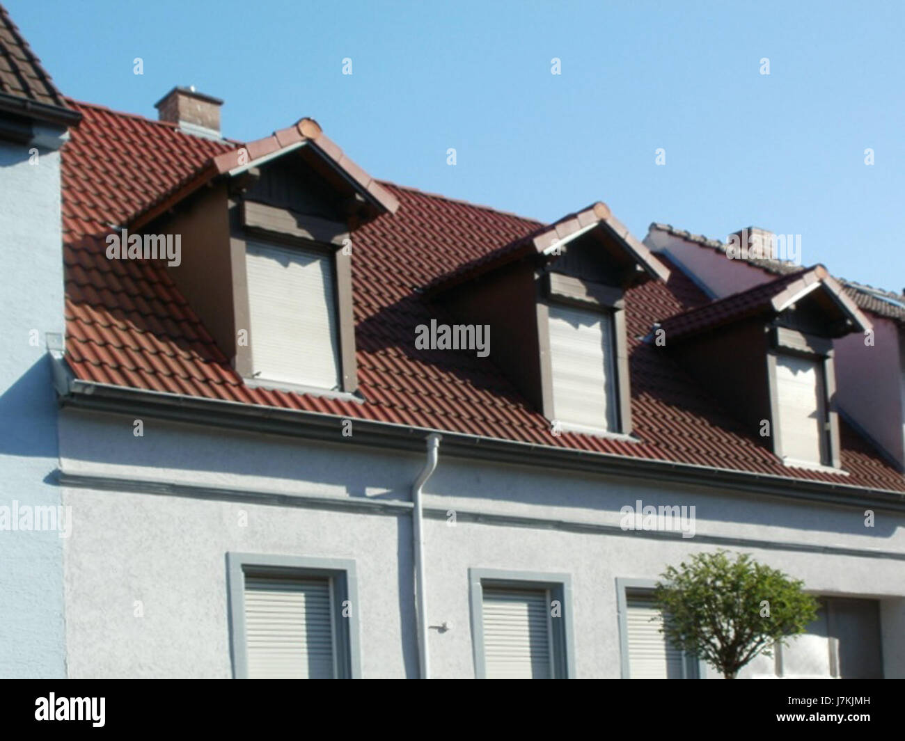 Questa immagine raffigura Kaiserstr. 20 a Hockenheim, che mostra l'ambiente urbano di questa zona, che comprende edifici residenziali e commerciali tipici di una città tedesca. La strada riflette l'architettura e le infrastrutture locali. Foto Stock