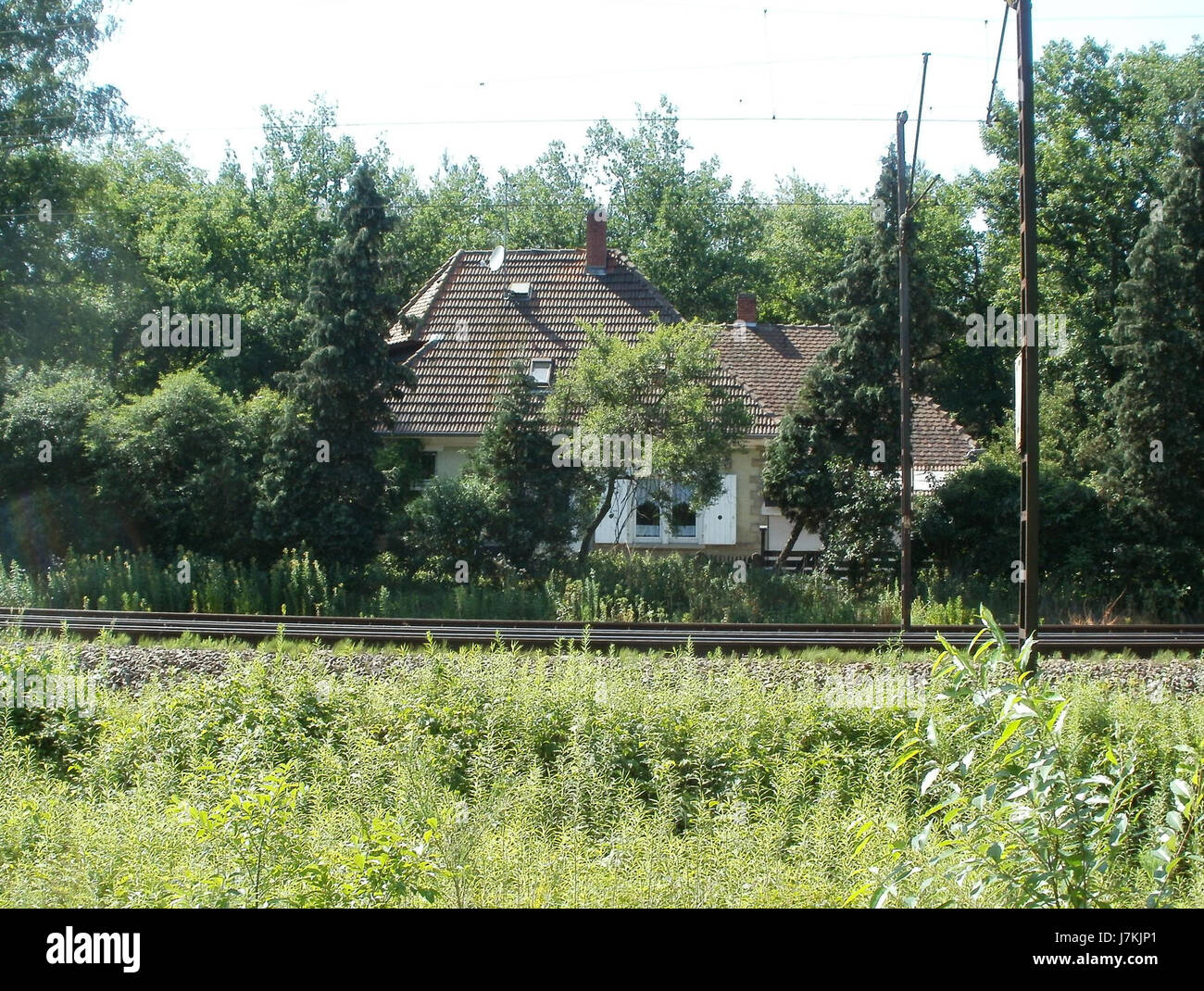 Bahnwaerterhaus Schwetzingen si riferisce a un edificio vicino a Schwetzingen, in Germania, potenzialmente collegato allo storico sistema ferroviario della regione durante il XIX secolo. Foto Stock