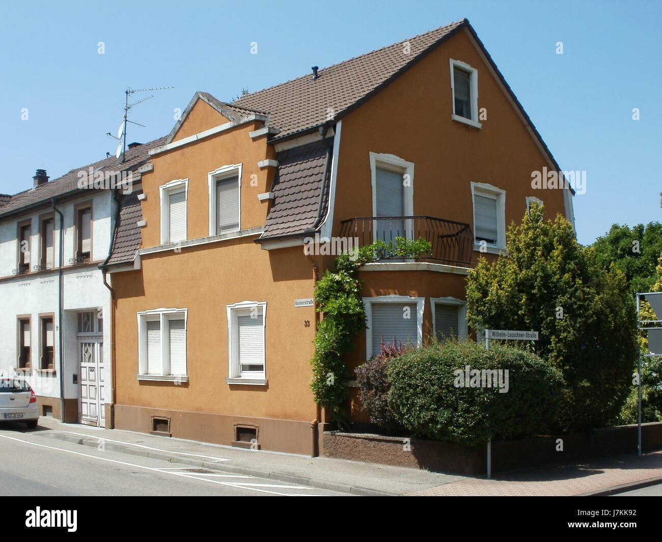 Questa immagine raffigura la KaiserstraÃŸe 33 di Hockenheim, Germania, che mostra un edificio storico su questa strada. Hockenheim è nota per la sua storia automobilistica ed è sede del circuito di Hockenheimring, un luogo importante per gli sport motoristici. Foto Stock