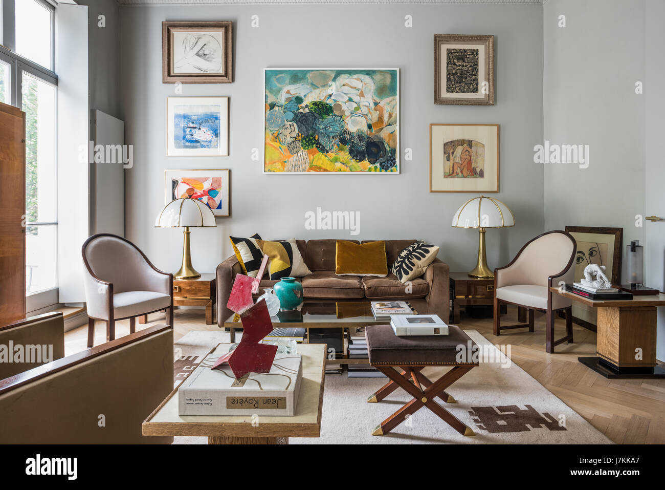 Anni Settanta lampade da Gabriella Crespi fianco divano marrone con artwork da Gustav Bolin Foto Stock