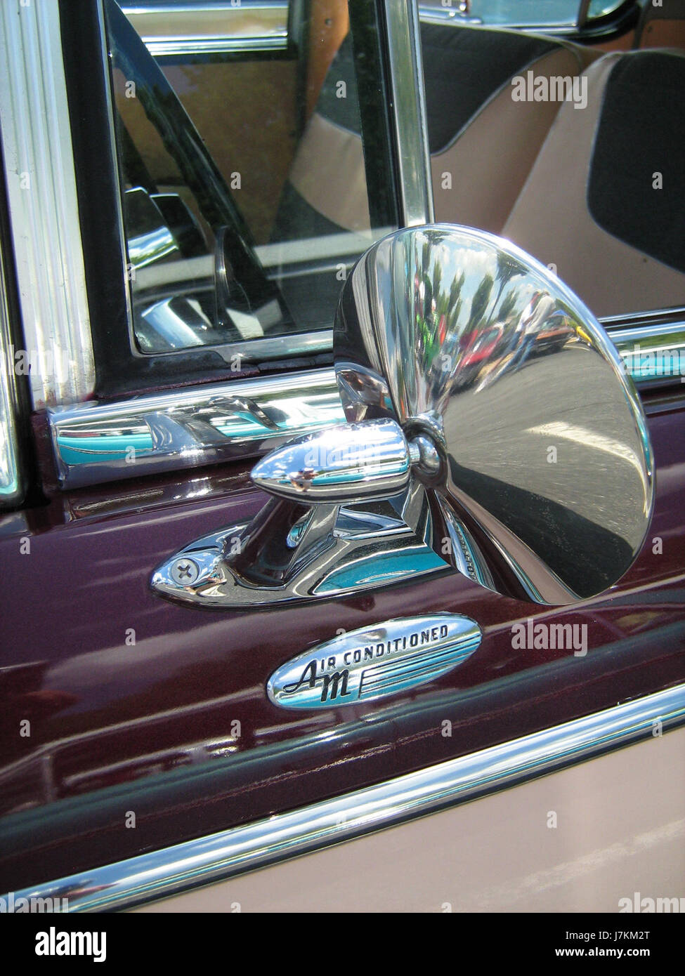 La Rambler Custom Cross Country Wagon del 1957 era un'automobile americana della metà del secolo, nota per il suo design e la sua funzionalità. Offre caratteristiche pratiche per le famiglie mantenendo un aspetto elegante. Questo modello ha segnato un'era significativa nella produzione automobilistica americana, evidenziando l'innovazione nel design e nell'utilità. Foto Stock