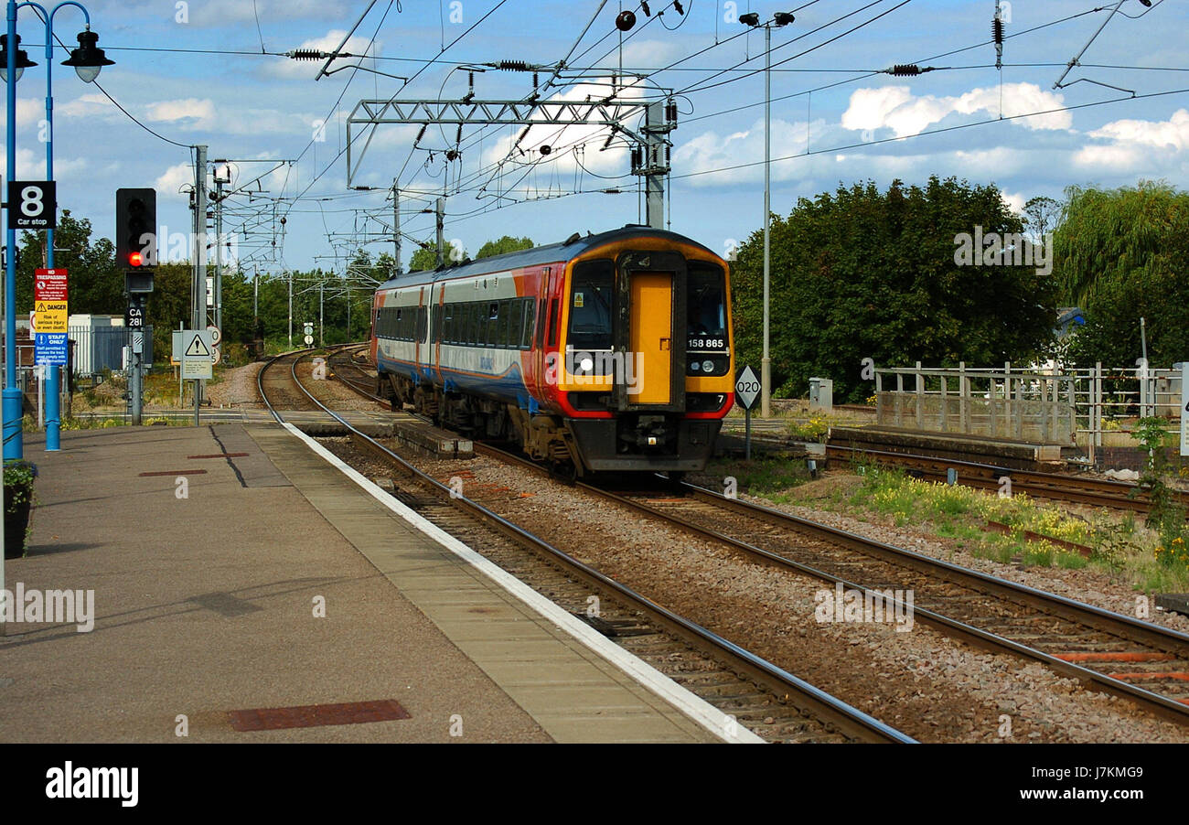 Questo testo si riferisce all'arrivo di un treno o veicolo specifico (possibilmente numerato 158865) a Ely, una località nel Regno Unito. L'evento potrebbe far parte di un registro storico o moderno dei trasporti. Foto Stock