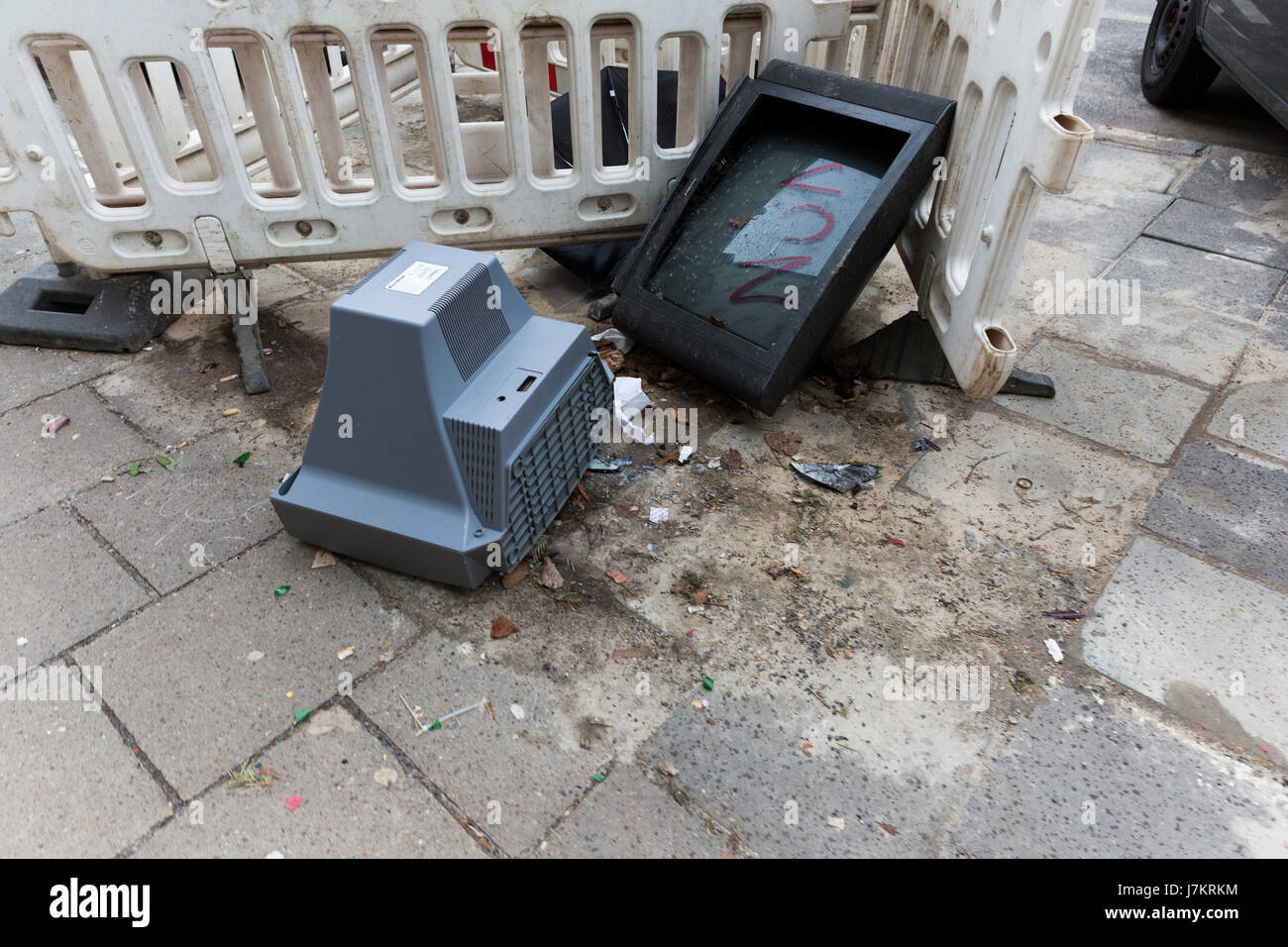 Una tv rotta sulla strada. Foto Stock