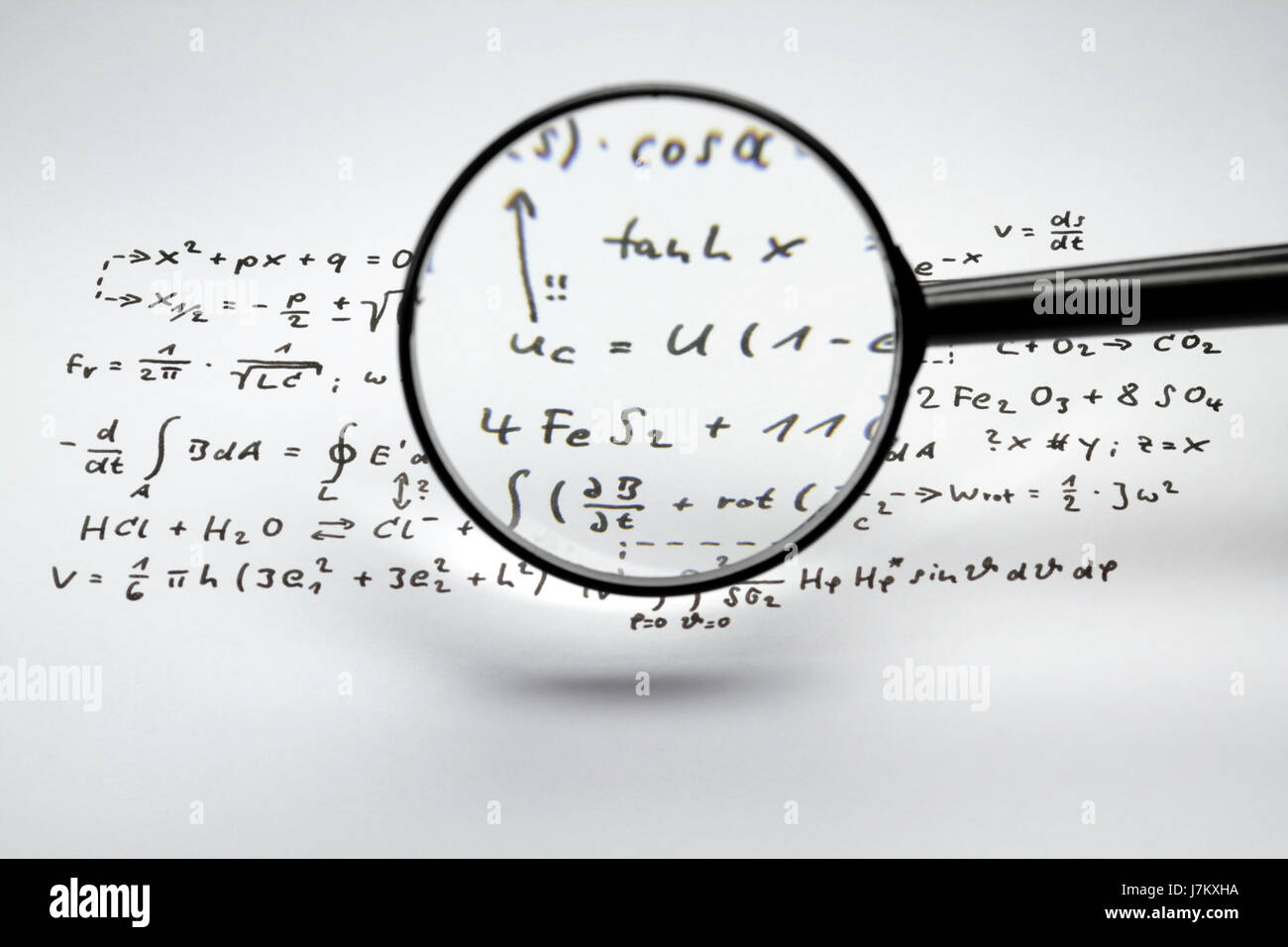 Studio di ricerca di scienza di lente di ingrandimento di fisica matematica formule studio di ingrandimento Foto Stock