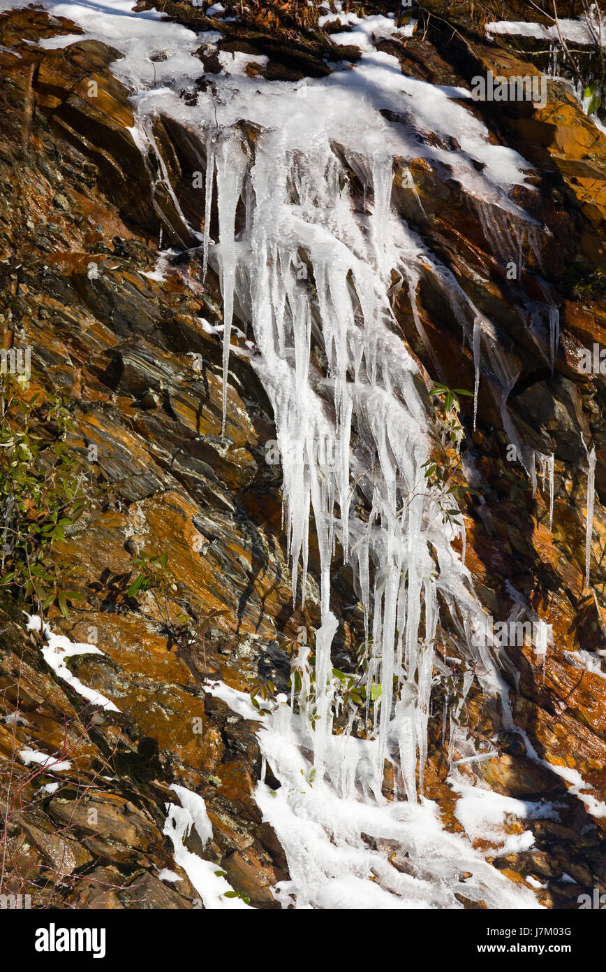 Montagne congelati a freddo gocciolare ghiacciolo ghiaccioli smoky goccia d'acqua scende infiltrazioni Foto Stock