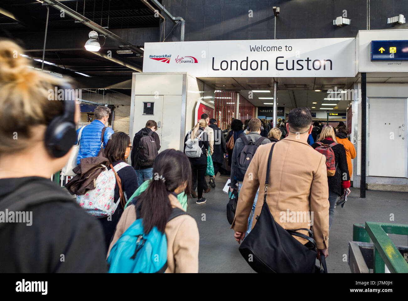 Passeggeri a Londra Euston Station Regno Unito Foto Stock