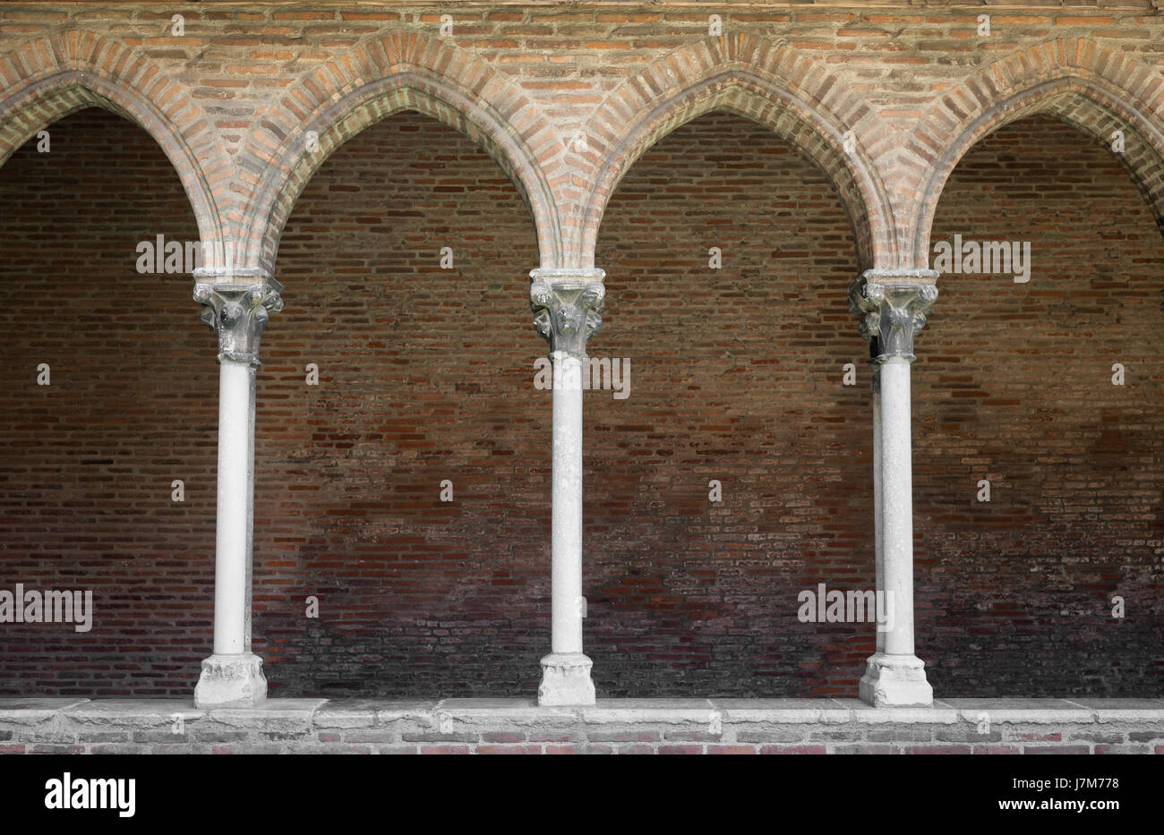 Le colonne e gli archi del chiostro nel monastero domenicano Couvent des giacobini di Tolosa, Francia. Foto Stock