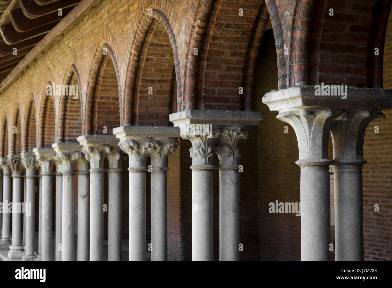 Le colonne e gli archi del chiostro nel vecchio monastero domenicano Couvent des giacobini di Tolosa, Francia. Dettagli architettonici. Foto Stock
