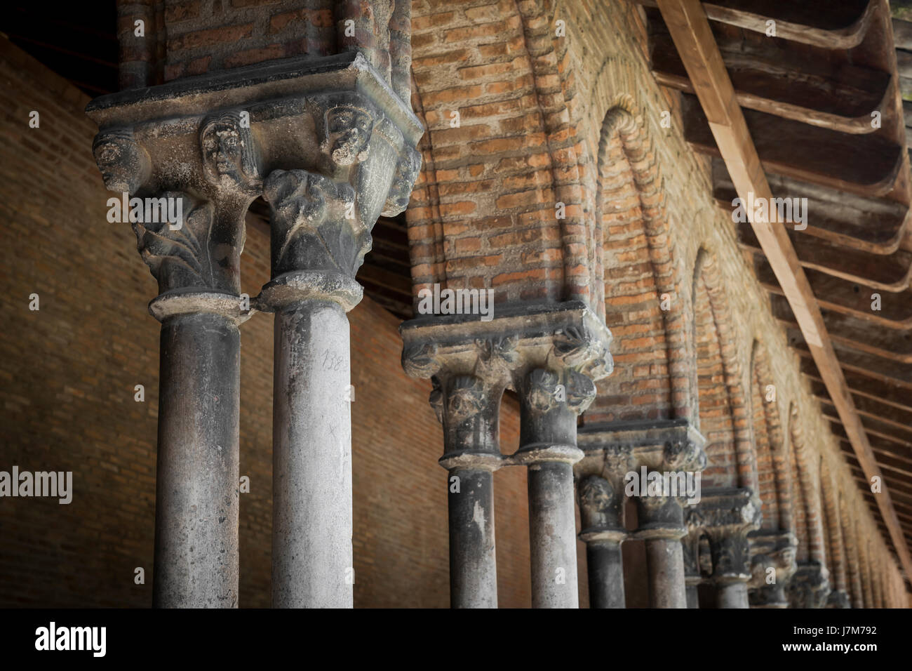 Le colonne e gli archi del chiostro nel vecchio monastero domenicano Couvent des giacobini di Tolosa, Francia. Dettagli architettonici. Foto Stock